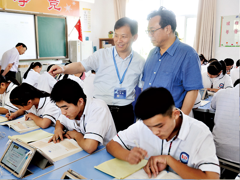 科達(dá)集團(tuán)董事長(zhǎng)宋書選陪同中央電化教育館副館長(zhǎng)韓駿(右)參觀科達(dá)課堂